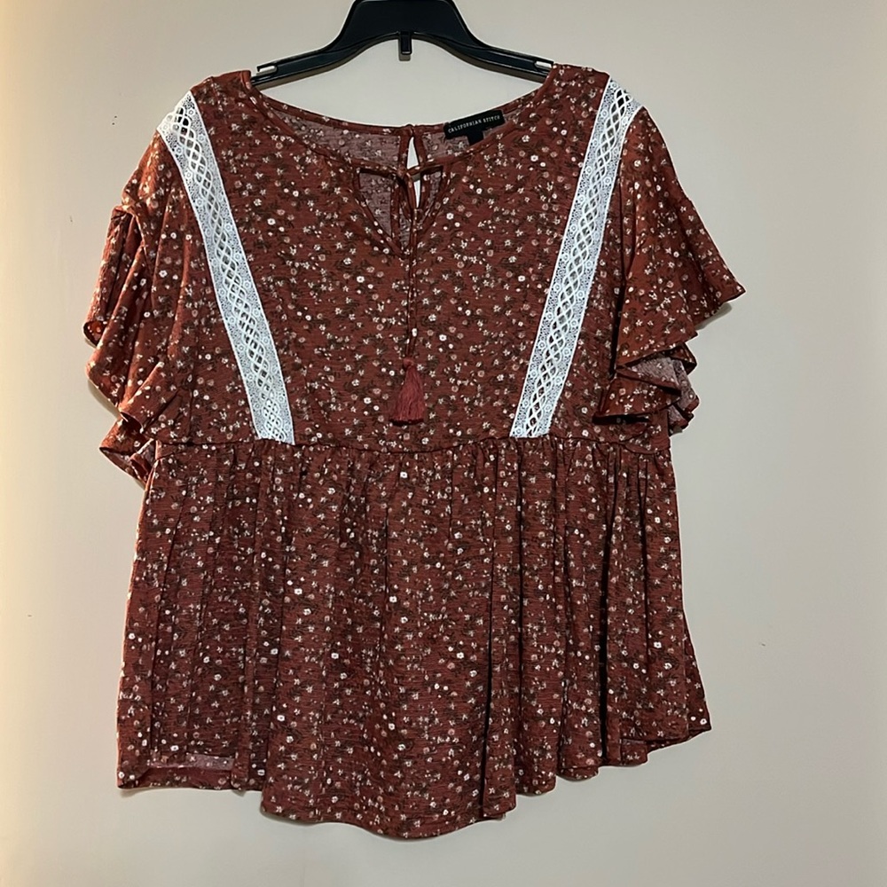 Brown floral flowy top. Perfect for fall!